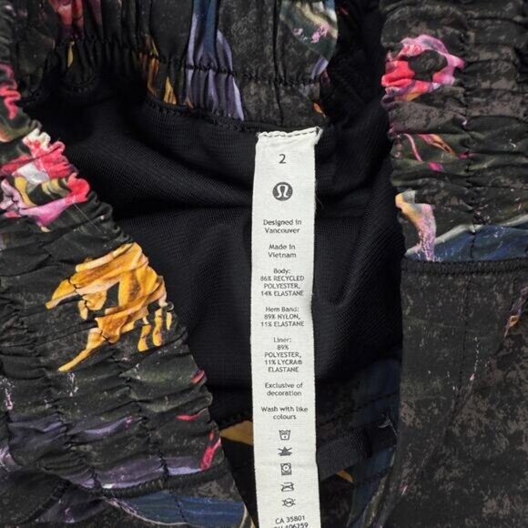 LULULEMON Hotty Hot Low-Rise Lined Short 4" Size 2 Veiled Floral Black Multi - Picture 3 of 7